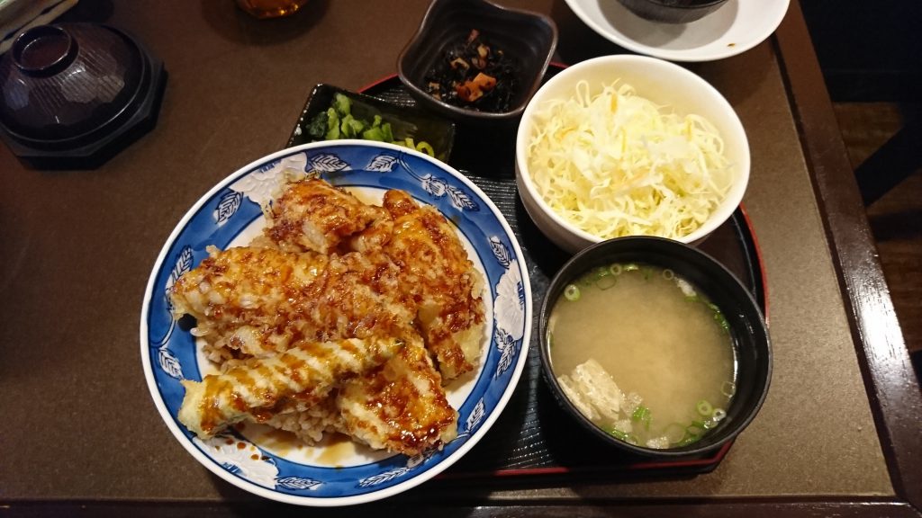 厳島神社に行く前に「みやじまぐち」で穴子天丼定食を食べた！