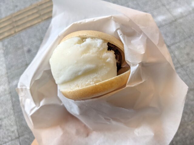 小倉北区にある鳴門鯛焼本舗のアイスもなかを食べた！